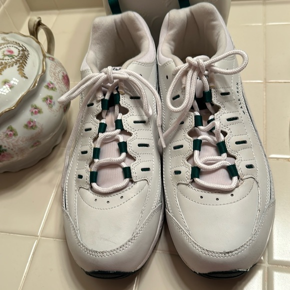 Easy Spirit Shoes - Easy Spirit White Leather Romy Walk & Run Athletic shoes -Size 9 EUC